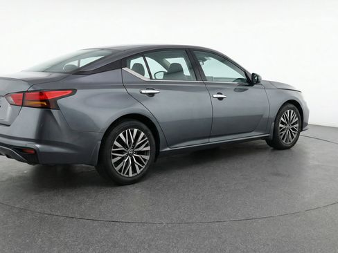 Used 2025 Nissan Altima 2.5 SV FWD image 9