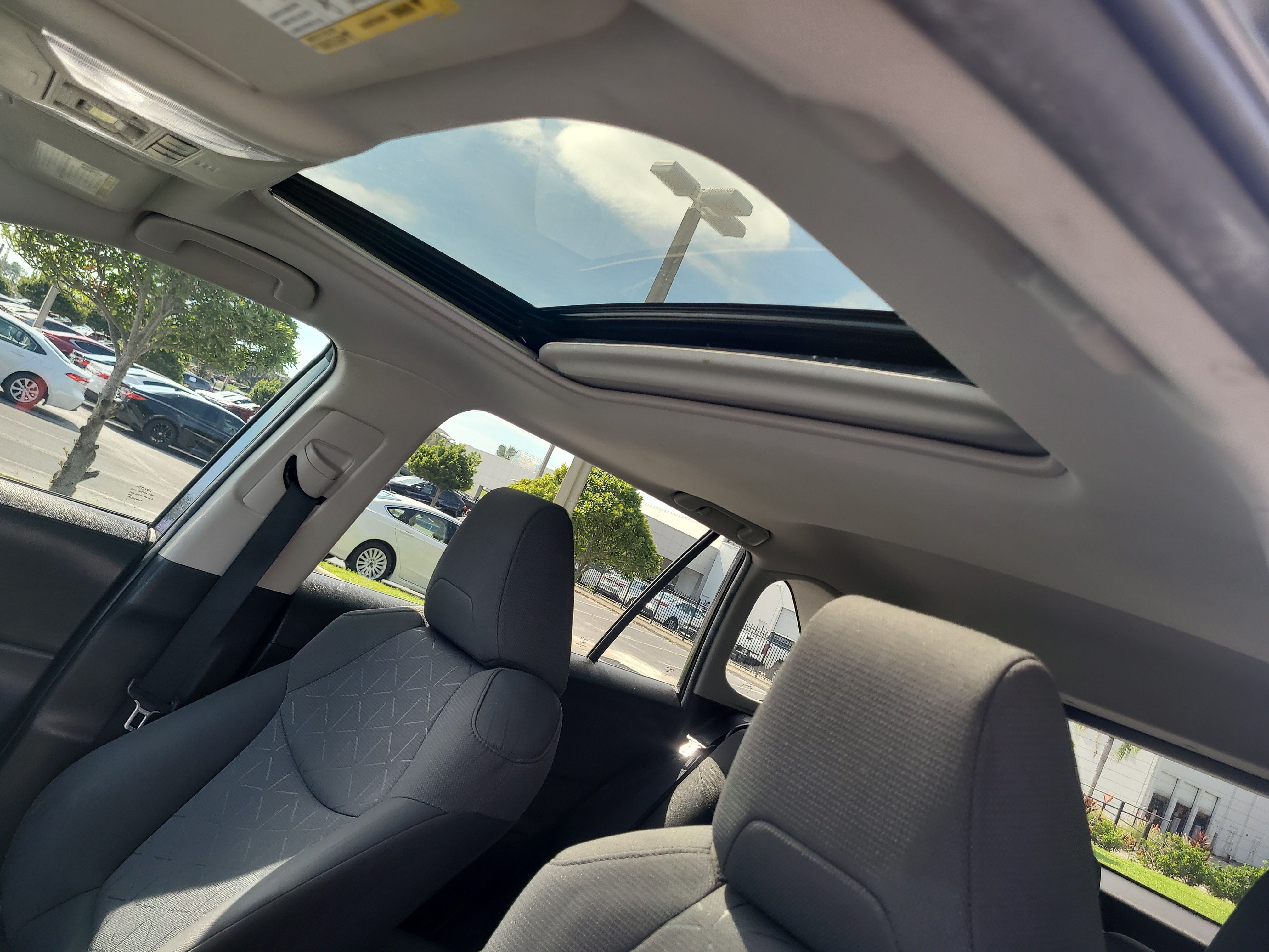 Used 2021 Toyota RAV4 XLE w/ Convenience Package FWD image 23