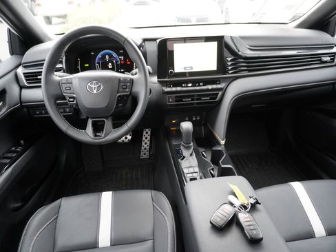 Used 2025 Toyota Camry SE image 2