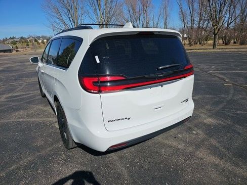 Used 2021 Chrysler Pacifica Limited w/ Uconnect Theater Family Group AWD/4WD image 3