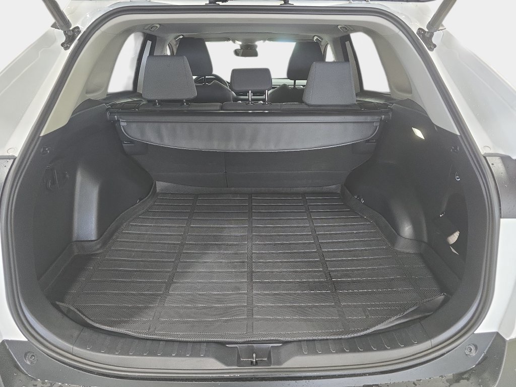 Used 2022 Toyota RAV4 XLE w/ Convenience Package FWD image 12