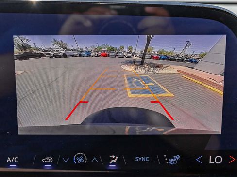 Used 2025 Chevrolet Traverse LT FWD image 15