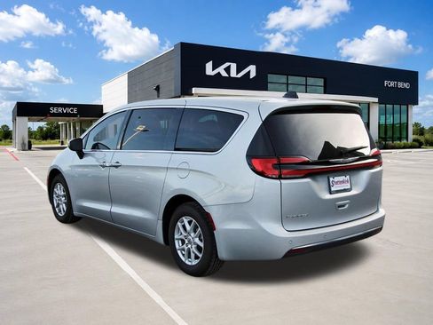 Used 2023 Chrysler Pacifica Touring-L FWD image 7