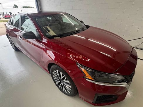 Used 2025 Nissan Altima 2.5 SV FWD image 3
