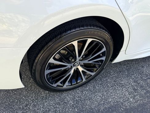 Used 2020 Toyota Camry SE image 11