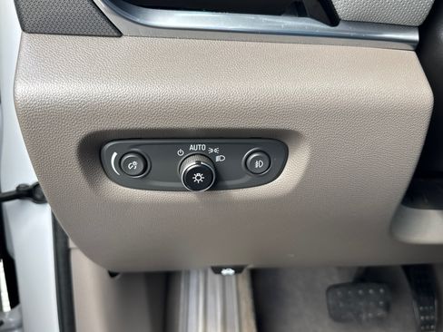 Used 2019 Chevrolet Traverse Premier w/ Driver Confidence II Package FWD image 17