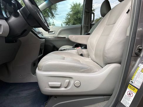 Used 2017 Toyota Sienna XLE Premium FWD image 8