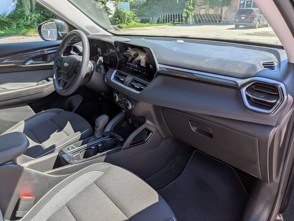 Used 2025 Chevrolet TrailBlazer LS w/ LS Convenience Package AWD/4WD image 24