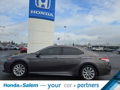 Used 2020 Toyota Camry SE image 3