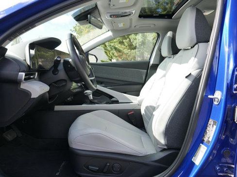 Used 2023 Hyundai Elantra Limited image 12