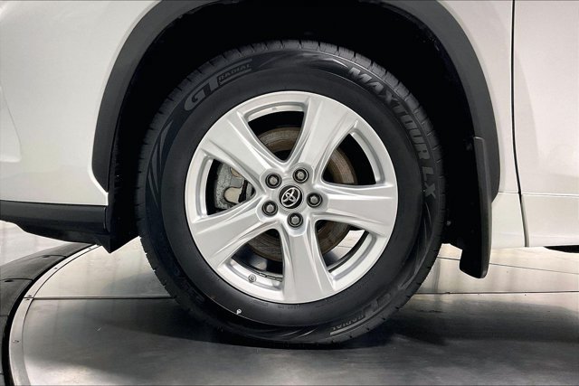 Used 2023 Toyota Highlander LE AWD/4WD image 9