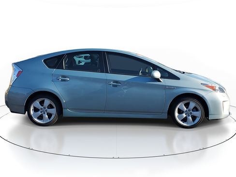Used 2015 Toyota Prius Five image 3