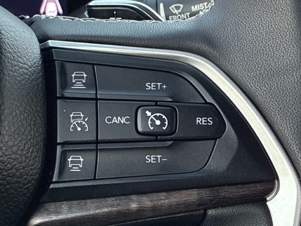 Used 2023 Jeep Grand Cherokee Limited AWD/4WD image 25