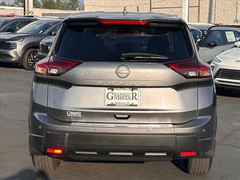 Used 2025 Nissan Rogue SV image 4