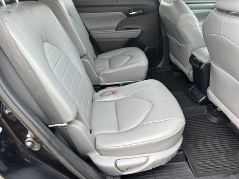 Used 2022 Toyota Highlander XLE FWD image 17