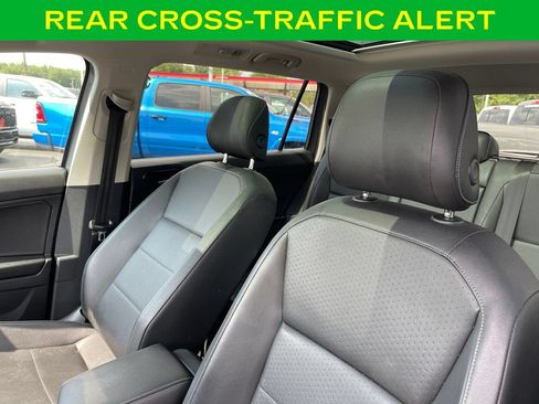 Used 2018 Volkswagen Tiguan SEL AWD/4WD image 16