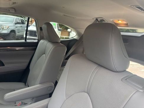 Used 2020 Toyota Highlander Limited FWD image 10