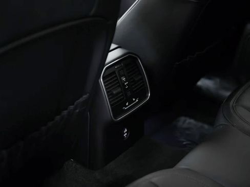Certified 2026 Porsche Macan AWD/4WD image 37