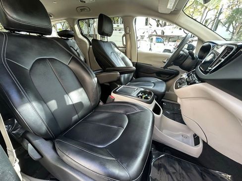 Used 2024 Chrysler Pacifica Touring-L image 32