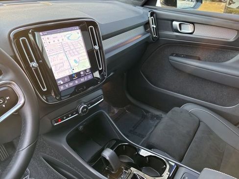 Used 2025 Volvo XC40 B5 Plus AWD/4WD image 19