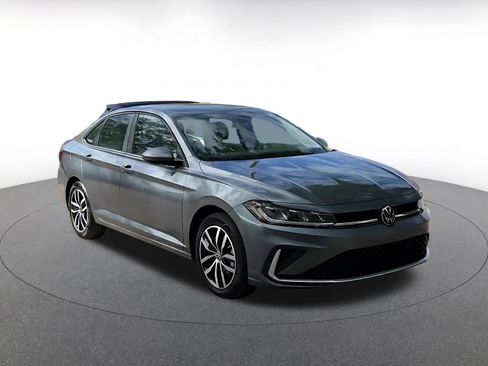 Used 2025 Volkswagen Jetta SE image 3