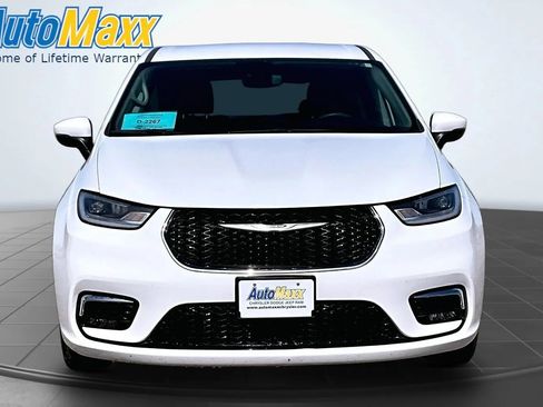 Used 2023 Chrysler Pacifica Touring-L FWD image 2