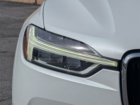 Used 2019 Volvo XC60 T5 Momentum w/ Multimedia Package image 11
