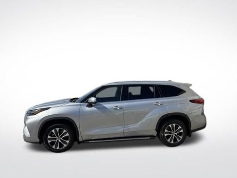 Used 2022 Toyota Highlander XLE FWD image 6