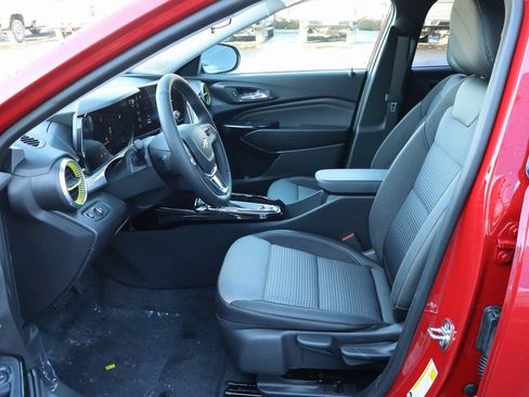 New 2026 Chevrolet Trax LT w/ LT Convenience Package FWD image 5