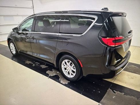 Used 2023 Chrysler Pacifica Touring-L FWD image 4