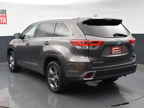 Used 2017 Toyota Highlander Limited Platinum image 3