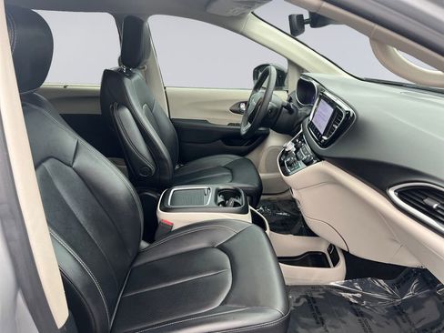 Certified 2024 Chrysler Pacifica Touring-L image 20