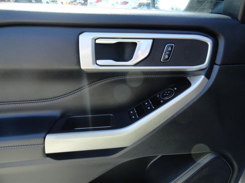 Used 2023 Ford Explorer XLT AWD/4WD image 10