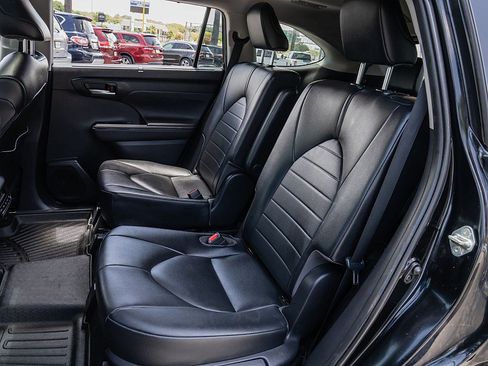 Used 2020 Toyota Highlander XLE FWD image 17