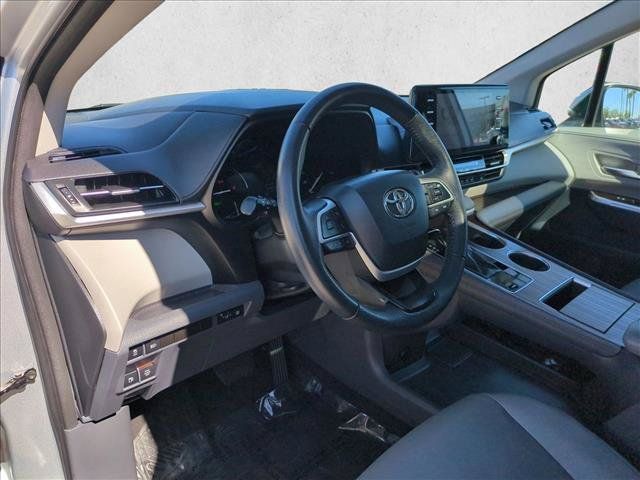 Certified 2023 Toyota Sienna XLE FWD image 10