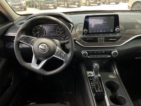 Used 2025 Nissan Altima 2.5 SV FWD image 10