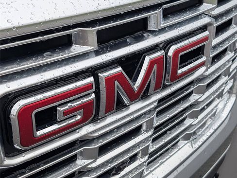 Used 2025 GMC Yukon Denali w/ Advanced Technology Package AWD/4WD image 5