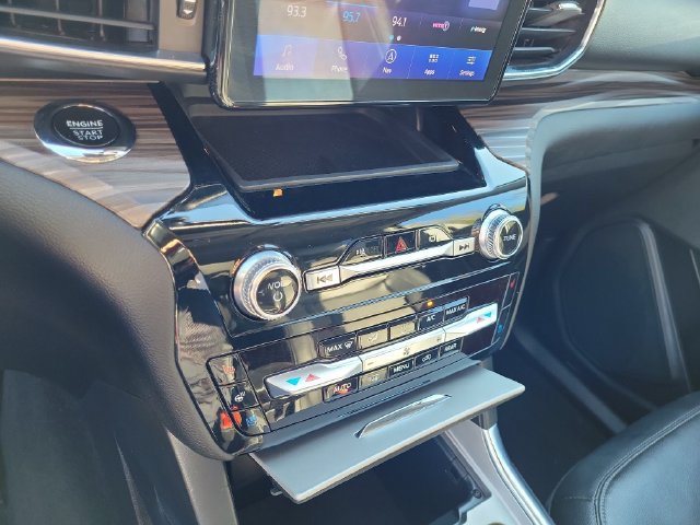 Used 2023 Ford Explorer Limited w/ Equipment Group 301A AWD/4WD image 33