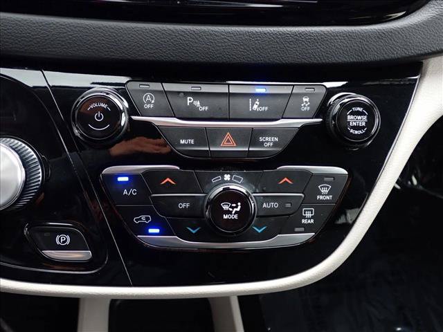 Used 2024 Chrysler Pacifica Touring-L FWD image 21