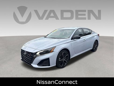 Certified 2023 Nissan Altima 2.5 SR w/ SR Premium Package FWD image 4