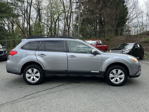Used 2010 Subaru Outback 2.5i Premium image 3