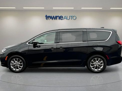 Certified 2023 Chrysler Pacifica Touring-L image 2