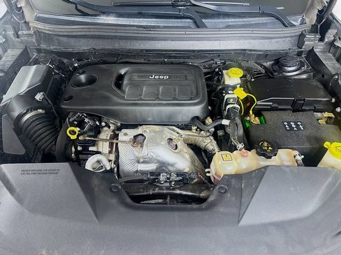 Used 2019 Jeep Cherokee Latitude Plus w/ Cold Weather Group AWD/4WD image 24