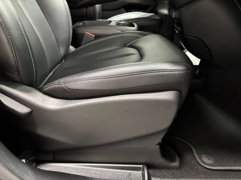 Used 2025 Chrysler Pacifica Select FWD image 55