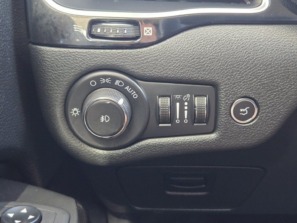 Used 2023 Jeep Cherokee Altitude Lux AWD/4WD image 23