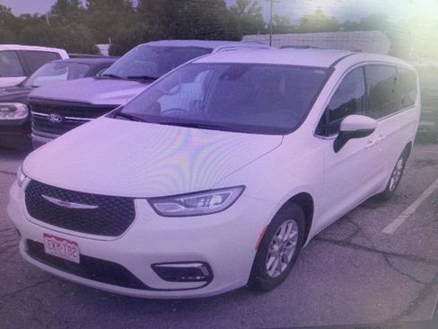 Used 2023 Chrysler Pacifica Touring-L FWD image 5
