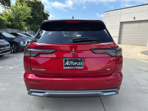 New 2025 Mitsubishi Outlander SE image 2
