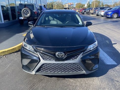 Used 2018 Toyota Camry SE image 3