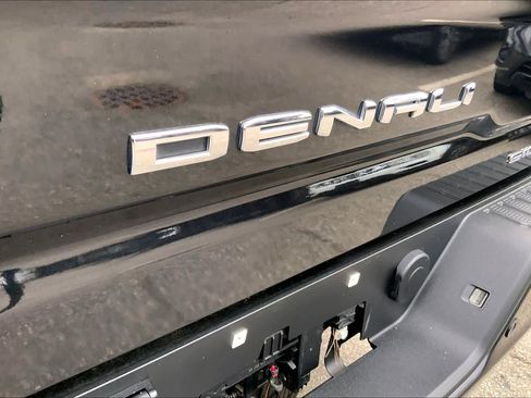 Used 2021 GMC Sierra 2500 Denali w/ Denali Black Diamond Edition image 9