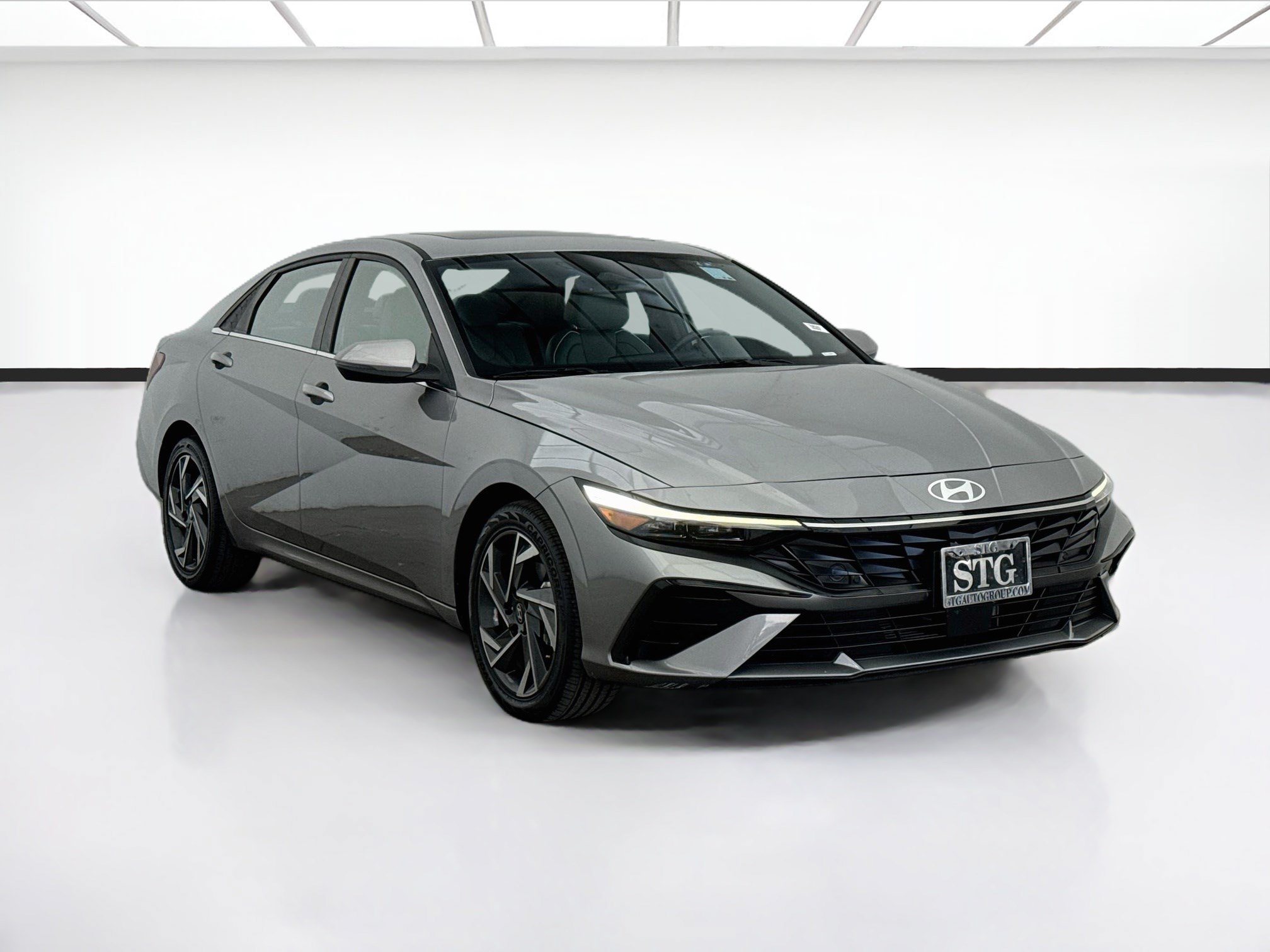 Used 2025 Hyundai Elantra Limited FWD image 3